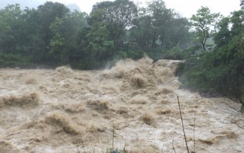 झापाको रतुवा खोलामा बाढी, १३ घरपरिवार विस्थापित